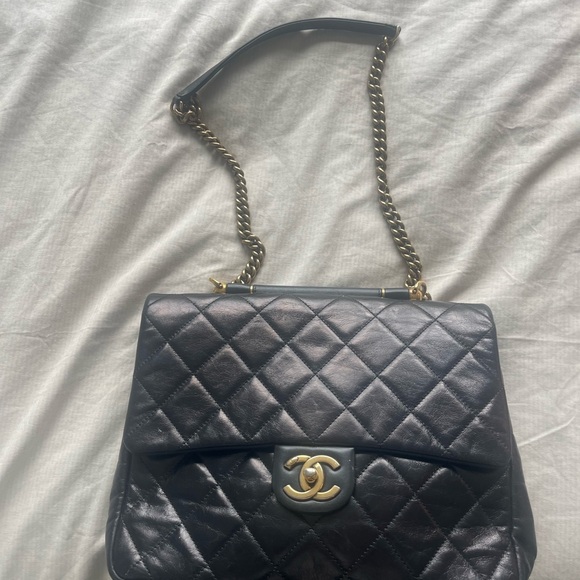 CHANEL Black Quilted Shoulder Bag - Picture 2 of 5